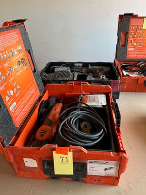 deux boîtes orange contenant des outils, posées par terre