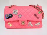 sac à main rose matelassé, orné de patchs et muni d'une chaîne