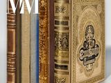 trois livres superposés sur une table