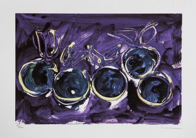 tableau représentant une nature morte composée de myrtilles et d'argenterie sur fond violet