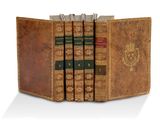 trois livres sont empilés les uns sur les autres, alignés en rangée