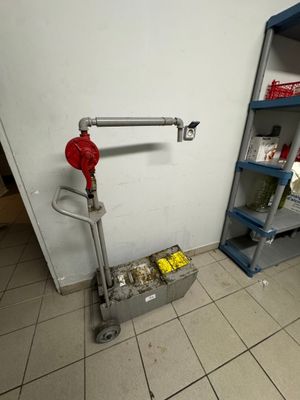 une borne d'incendie rouge dans un coin de la pièce