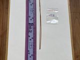 une photo montrant une feuille de papier et une règle posées sur une table