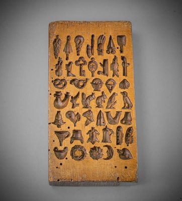une plaque en bois sur laquelle figurent divers objets