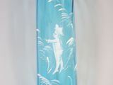 un vase en verre bleu orné de l'image d'une femme