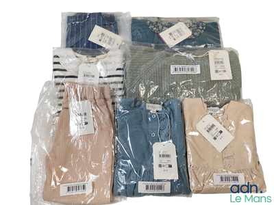six paires de chemises pour homme dans des sacs en plastique
