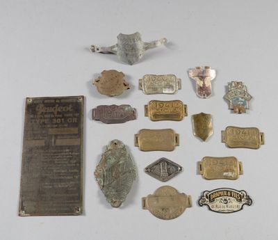 tout un tas d'objets métalliques divers posés sur une table