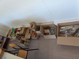 une pièce où il y a beaucoup de cartons par terre