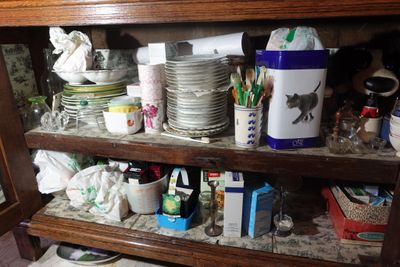 une étagère en bois remplie d'assiettes et de tasses