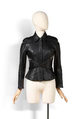 veste en cuir noir sur un mannequin, mannequin, mannequin, mannequin, mannequin, mannequin, mannequin, mannequin, mannequin