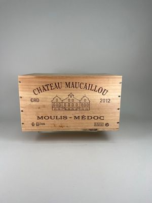 une boîte en bois avec une étiquette de vin