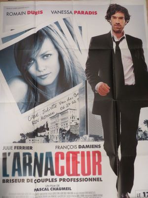 affiche représentant un homme en costume-cravate marchant devant une affiche représentant une femme