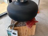 un vase noir posé sur un bloc de bois