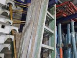 plusieurs pièces de bois sont empilées dans un entrepôt