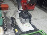 de nombreuses tondeuses à gazon alignées dans le garage