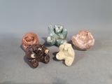 cinq petites figurines d'oursons en peluche posées sur une table