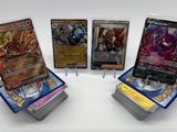 quatre types différents de cartes Pokémon exposées sur une surface blanche