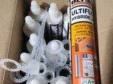 une boîte en carton remplie de nombreuses sortes de colles différentes