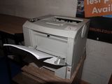 une imprimante posée sur un bureau