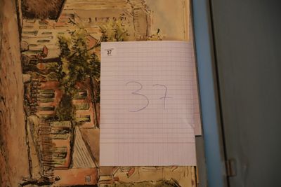 un morceau de papier sur lequel figure un dessin