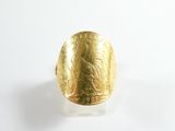 une image représentant une bague en or sur laquelle figure le portrait d'une femme