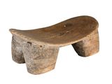 un petit banc en bois posé sur une surface blanche