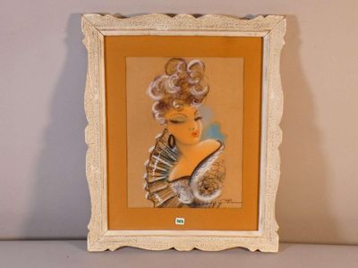 photo encadrée d'une femme aux cheveux bouclés portant une robe jaune