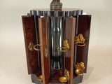une horloge posée sur un support dans la pièce