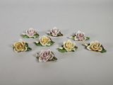 six petites roses blanches et roses, ornées de feuilles vertes