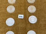 un gros plan d'une table sur laquelle sont disposées de nombreuses pièces de monnaie