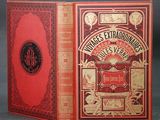 un vieux livre à la couverture rouge posé sur une table