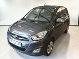 la voiture est garée dans le showroom, dans le showroom