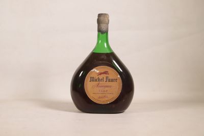 une bouteille d'alcool posée sur une table