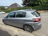une voiture argentée garée sur le bord de la route