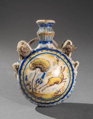 un vase bleu et jaune orné d'un oiseau