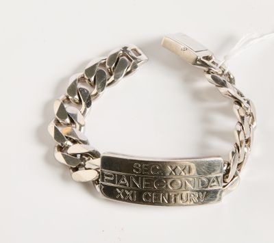 bracelet en argent avec un message gravé sur un fond blanc