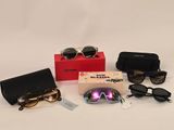 plusieurs paires de lunettes de soleil et un étui posés sur la table