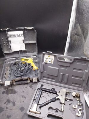 une trousse à outils posée sur le sol