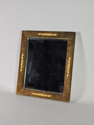un petit miroir posé sur une table