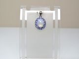 pendentif en cristal orné de cristaux bleus et blancs, présenté dans un écrin transparent