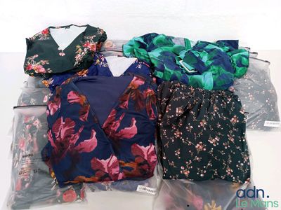 quatre types de vêtements différents, rangés dans des sacs posés sur une table