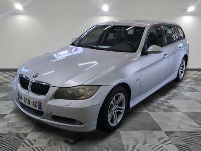 la photo d'une voiture argentée garée dans un garage