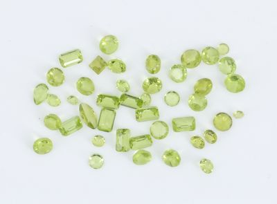 un tas de péridotites vertes sur une surface blanche