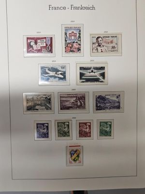 une photo d'une photo d'une collection de timbres exposée