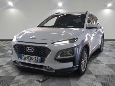 l'avant d'une voiture argentée garée sur un sol à damier
