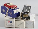 Plusieurs boîtes de petites voitures sont empilées les unes sur les autres