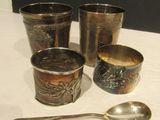 quatre tasses et une cuillère posées sur une table