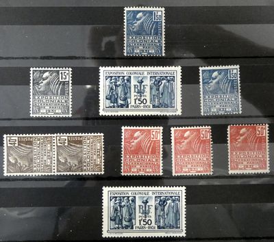 de nombreux timbres exposés dans une vitrine