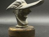 un gros plan sur la statue d'une femme portant un chapeau
