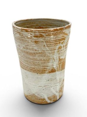 Eugène LION (1867-1945) Vase en grès à glaçure blanche.